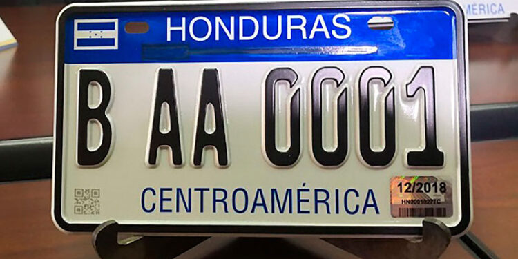 Unos 20 mil carros seguirán portando placas digitales