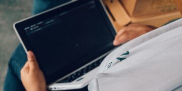 Alcaldia de Roatan retira computadoras tras finalizar año escolar