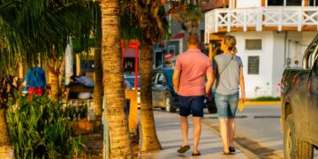 Aceras en West End estan diseñadas para mejor circulacion de turistas y locales.