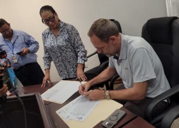 Alcaldia de Roatan y ZOLITUR firman convenio.