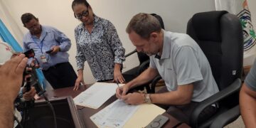 Alcaldia de Roatan y ZOLITUR firman convenio.