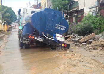 Mal estado de calles provoca incidente con camion repartidor de agua