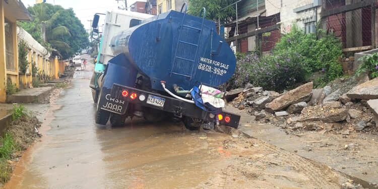 Mal estado de calles provoca incidente con camion repartidor de agua