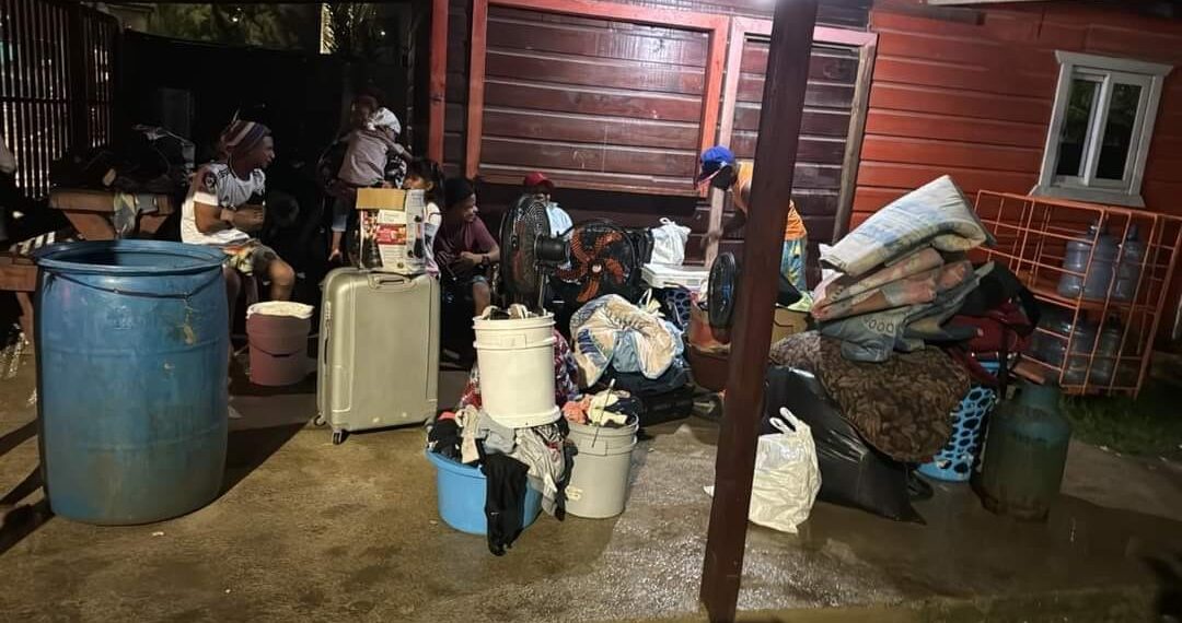 Familias en Roatan  comienzan a evacuar  ante la tormenta Sara