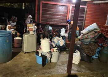 Familias en Roatan  comienzan a evacuar  ante la tormenta Sara