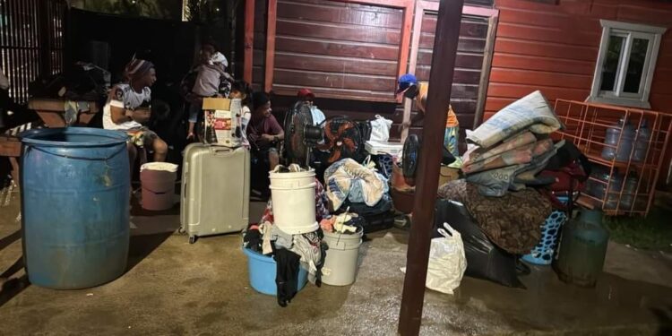 Familias en Roatan  comienzan a evacuar  ante la tormenta Sara