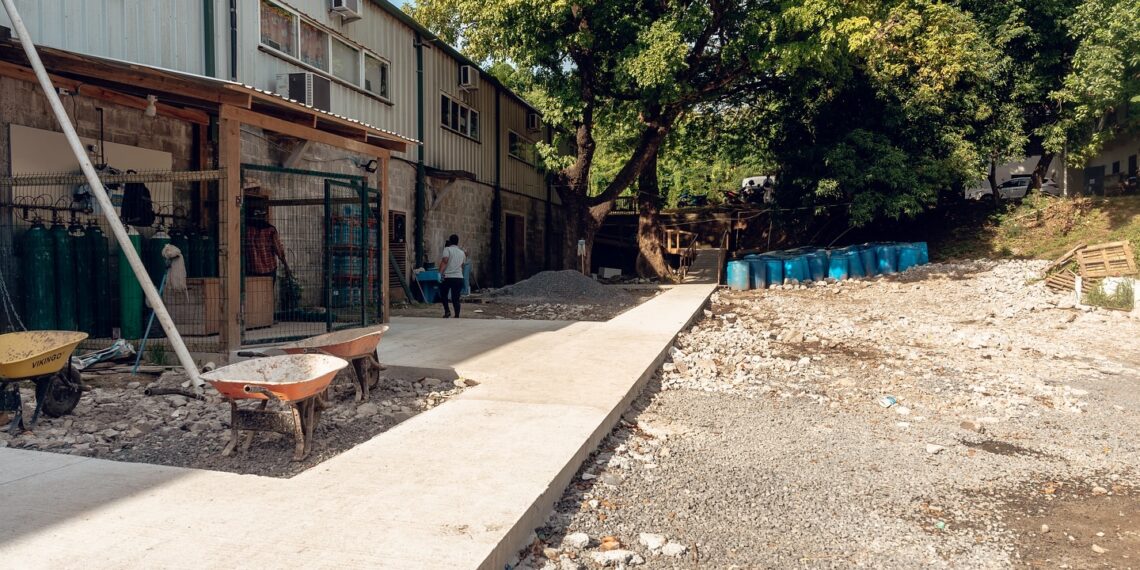 Municipalidad de Roatan realiza fundicion de la entrada de la sala de Emergencia