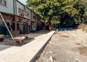 Municipalidad de Roatan realiza fundicion de la entrada de la sala de Emergencia