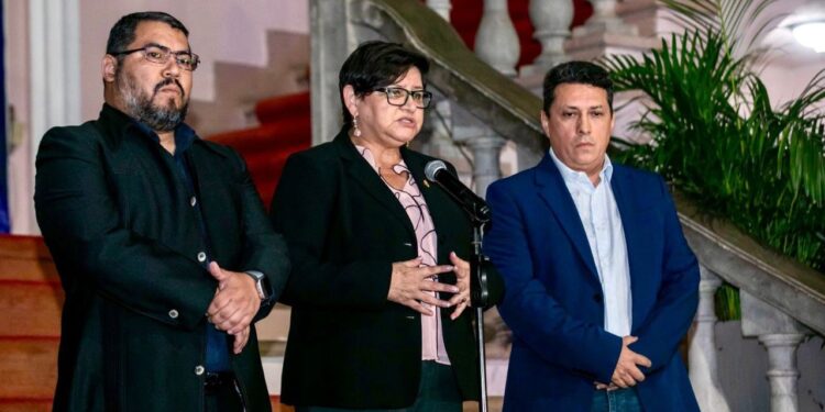 Juramentan a miembros de la comisión interventora del IHSS