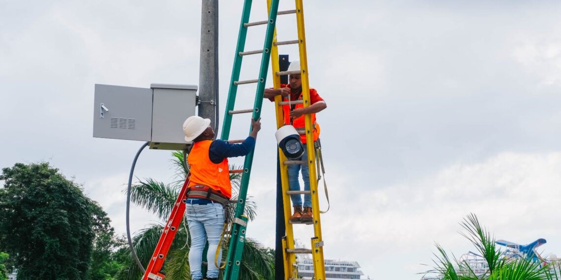 Empieza instalación de cámaras para el moderno Centro de Monitoreo de Roatán