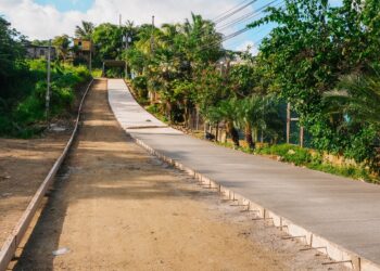 SE PAVIMENTA COL.EL PARAISO EN ROATAN.