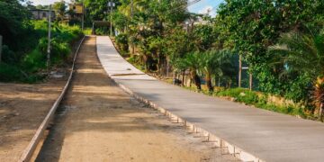 SE PAVIMENTA COL.EL PARAISO EN ROATAN.
