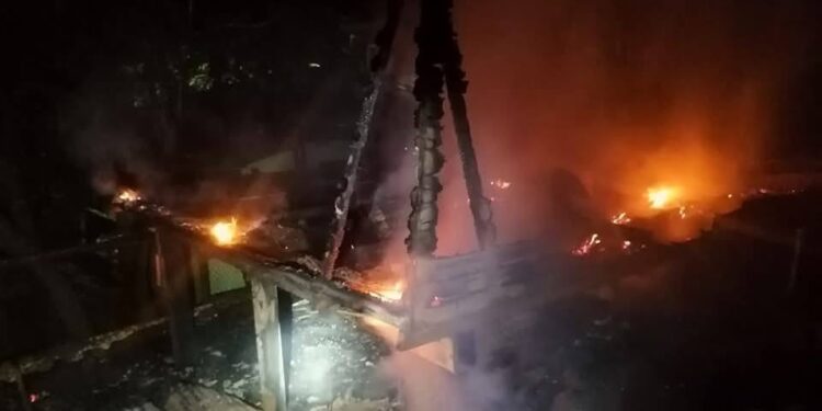 INCENDIO CONSUME UNA VIVIENDA EN SANTOS GUARDIOLA ROATAN