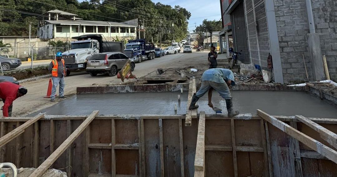 Avances en la construccion de la carretera Coxen Hole