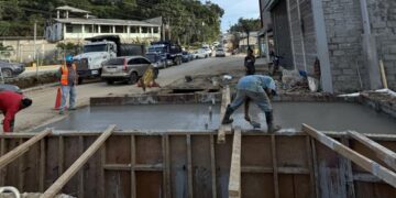 Avances en la construccion de la carretera Coxen Hole