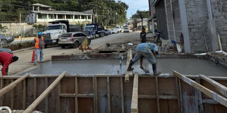 Avances en la construccion de la carretera Coxen Hole