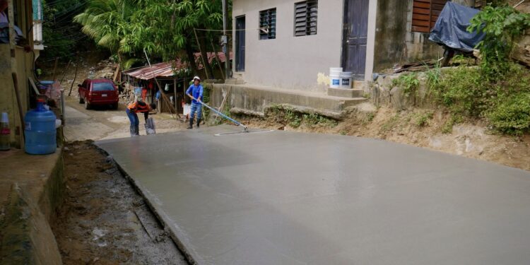 Alcaldia de Roatan realiza trabajos en Monte Carmelo.