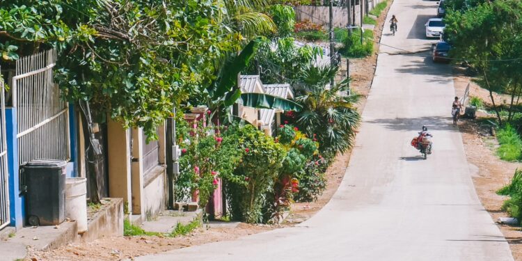 Alcaldia de Roatan culmina pavimentacion Col, El Paraiso