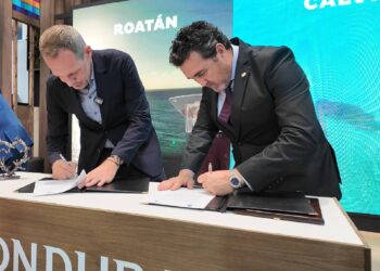 Un nuevo capítulo para Roatán Alcalde Firma importante convenio