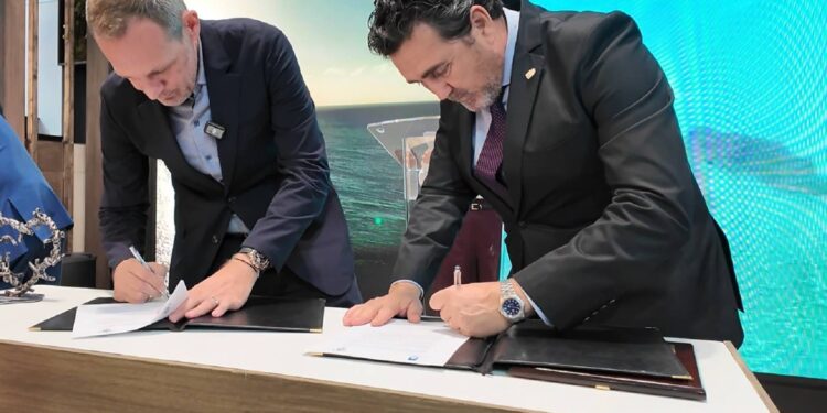 Un nuevo capítulo para Roatán Alcalde Firma importante convenio