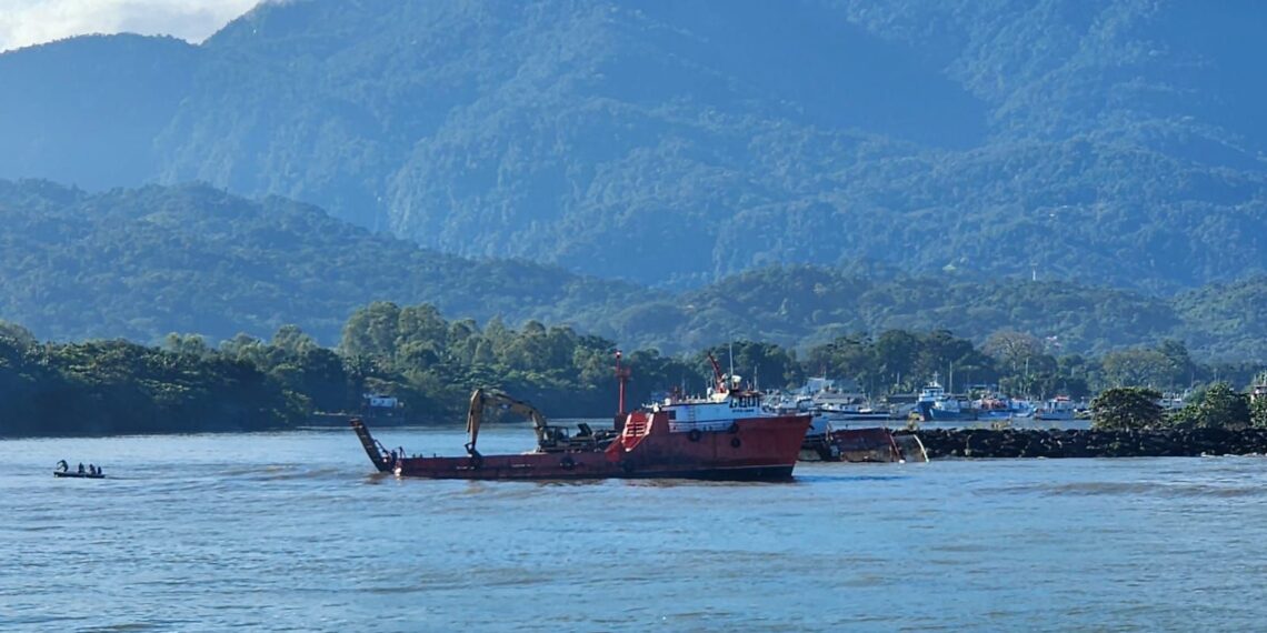 Trabajos en el Muelle de cabotaje continua