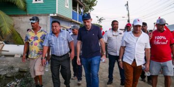 Alcalde de Roatan en caminata por proyectos en comunidades