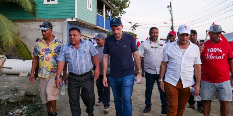 Alcalde de Roatan en caminata por proyectos en comunidades