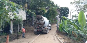 PAVIMENTAN TRAMO DE CALLE DE LA TORRE QUE DA A LA COL. SMITH