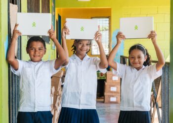 ALCALDIA INICIA CON ENTREGA DE COMPUTADORAS