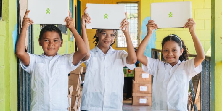 ALCALDIA INICIA CON ENTREGA DE COMPUTADORAS