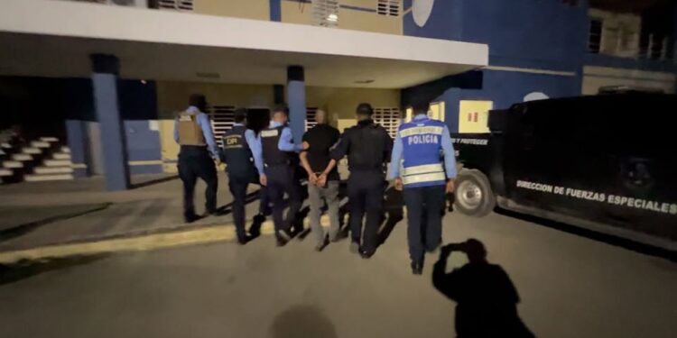 Por el delito de violencia doméstica, un sujeto es arrestado