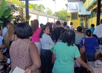 Padres de Familia Protestan por cierre del Centro Educativo Merinos.
