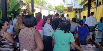 Padres de Familia Protestan por cierre del Centro Educativo Merinos.