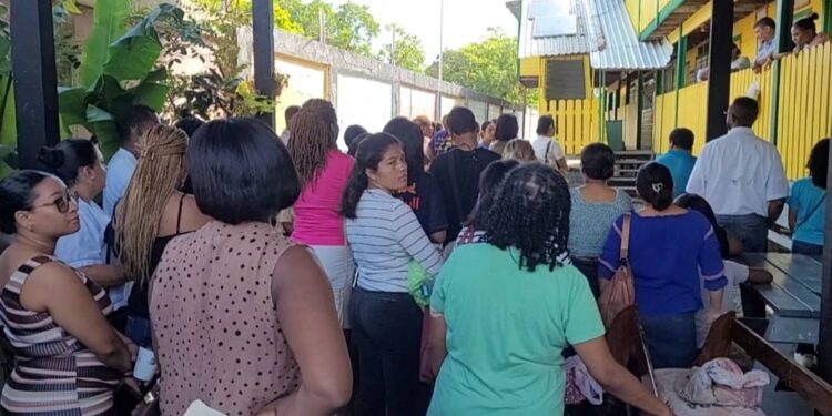 Padres de Familia Protestan por cierre del Centro Educativo Merinos.
