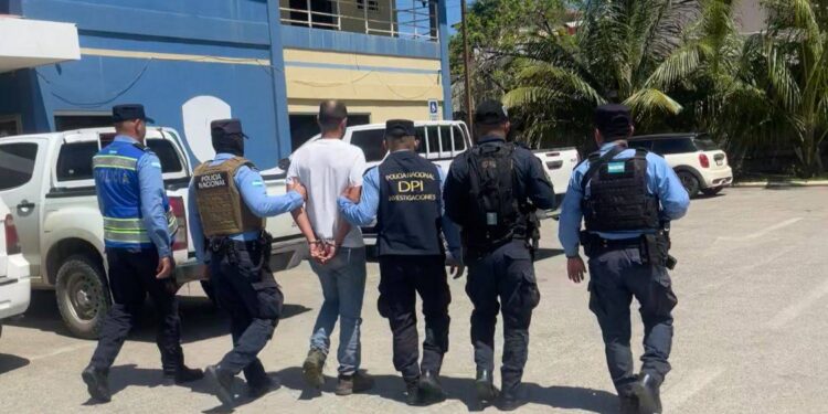 Por tener una orden de captura por el delito de estafa