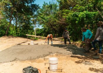 Alcaldia de Roatan avanza con la pavimentación de calles secundarias