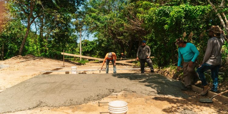 Alcaldia de Roatan avanza con la pavimentación de calles secundarias