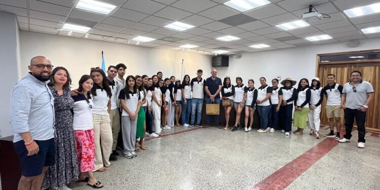 Departamento de Medio Ambiente, los estudiantes de la carrera de Derecho de UNICAH, campus Danlí,