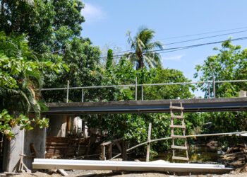 La Municipalidad de Roatán avanza hacia la etapa final del nuevo puente peatonal en el barrio Nicaragua