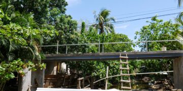 La Municipalidad de Roatán avanza hacia la etapa final del nuevo puente peatonal en el barrio Nicaragua