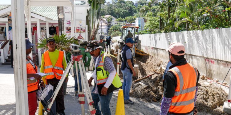 Municipalidad de Roatán inicia proyecto de mejoras viales en Calle Pública de West Bay