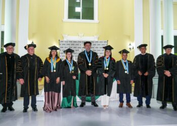 UTH honra la trayectoria del Alcalde Ron McNab y lo nombra padrino de la XVI Promoción