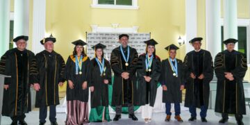 UTH honra la trayectoria del Alcalde Ron McNab y lo nombra padrino de la XVI Promoción