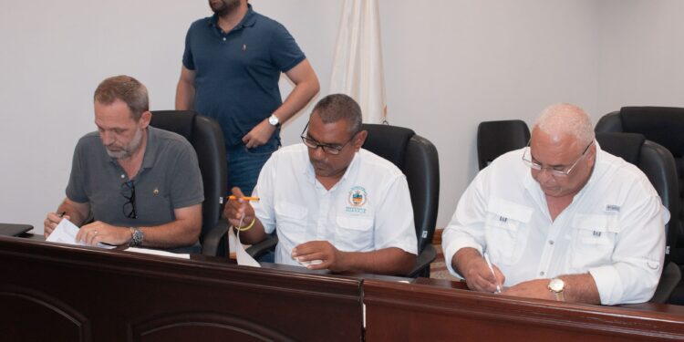 Firman histórico acuerdo para nuevo Plan de Manejo del Parque Marino Islas de la Bahía