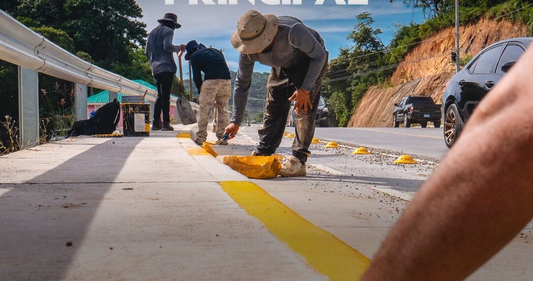 Señalizande Carretera Principal de Coxen Hole