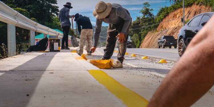 Señalizande Carretera Principal de Coxen Hole