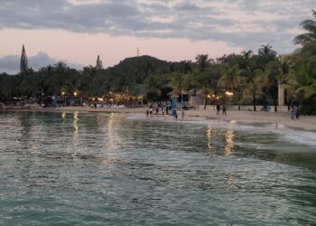 A la normalidad playas de West Bay Roatan