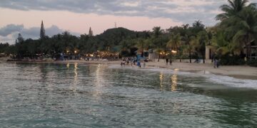 A la normalidad playas de West Bay Roatan